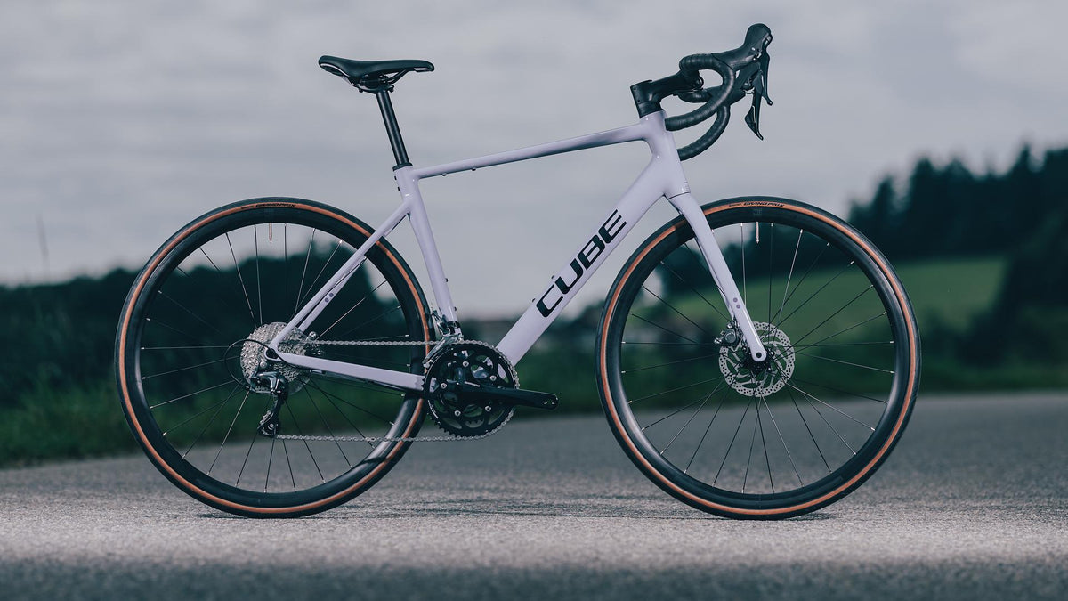 Vélo route Cube attain race cyclamen´n´black