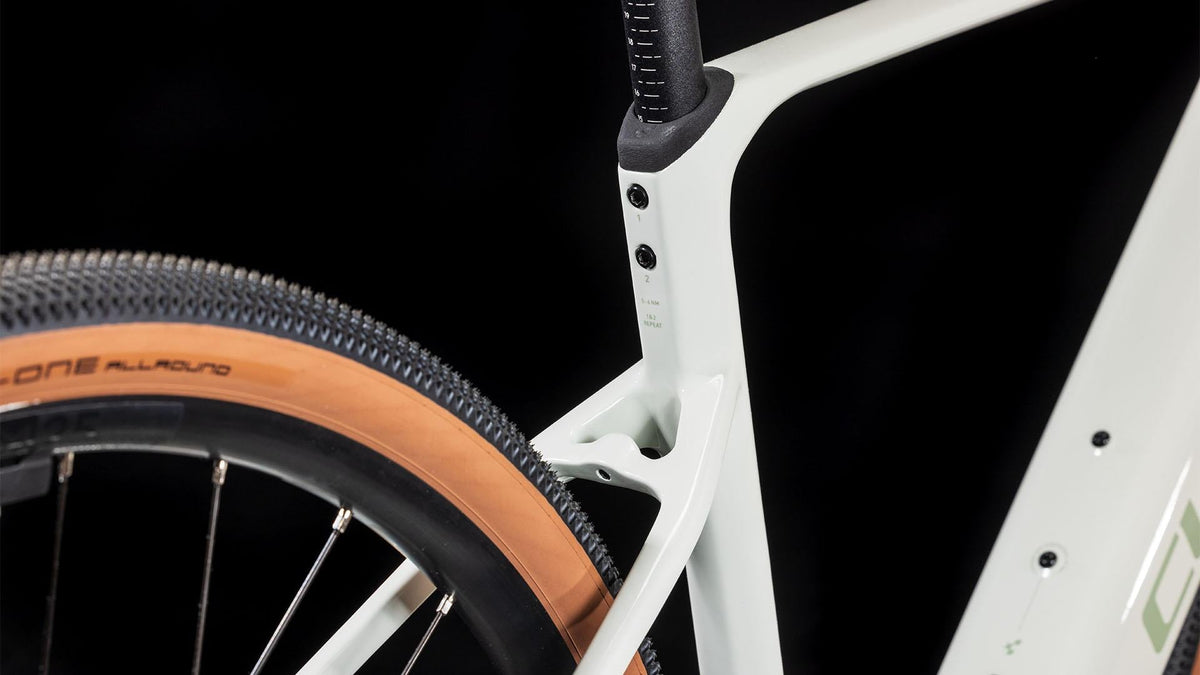Vélo gravel électrique Cube nuroad hybrid c:62 race 400x desertstone´n´green