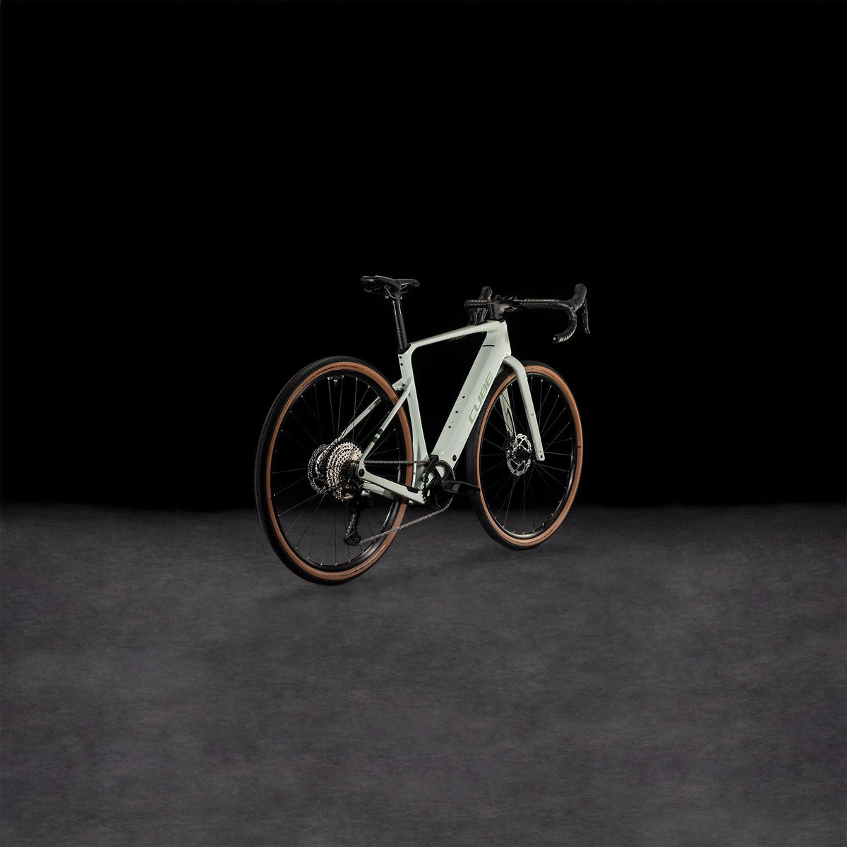Vélo gravel électrique Cube nuroad hybrid c:62 race 400x desertstone´n´green