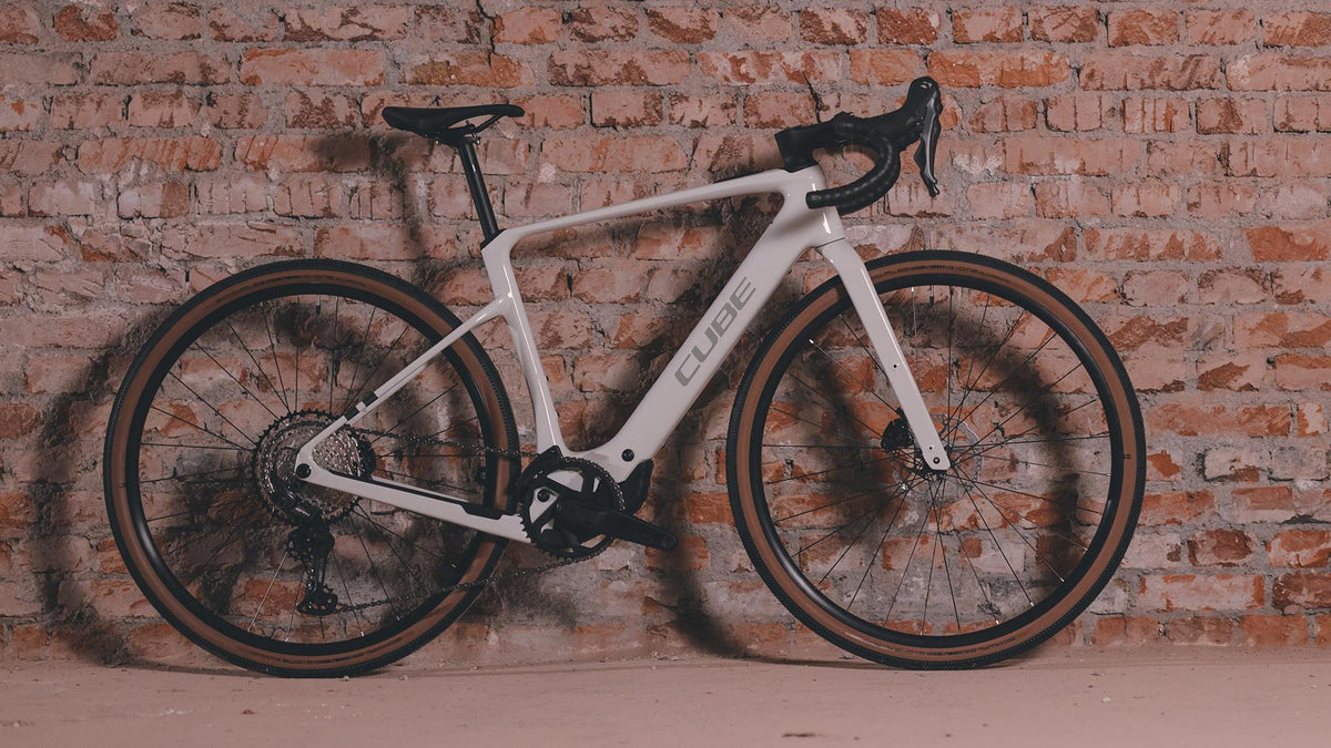 Vélo gravel électrique Cube nuroad hybrid c:62 race 400x desertstone´n´green