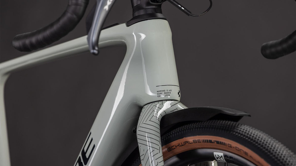 Vélo gravel électrique Cube nuroad hybrid c:62 race 400x fe reedbeige´n´black